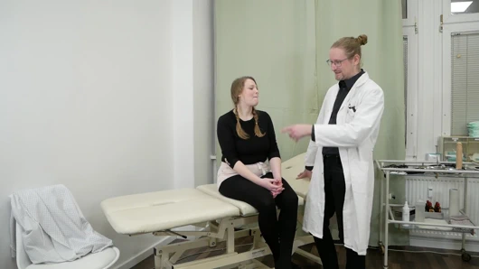 Tıbbi muayene erotike dönüşüyor - doktor dışarıda ve içeri kapsamlı bir muayene yapıyor!