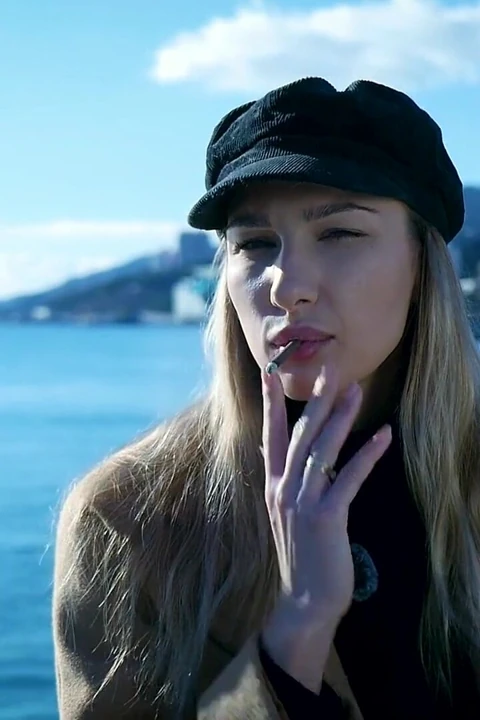 Beaty Rus kızla açık havada sigara içiyor 1
