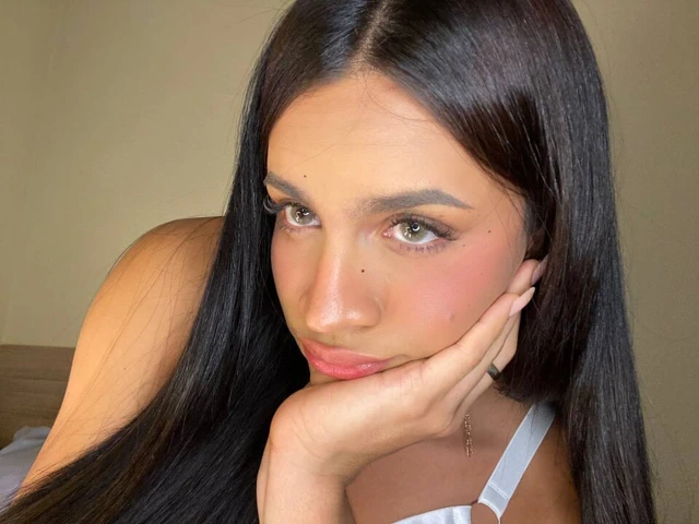 Viviana trans latin seksi edepsizce konuşuyor ve patlayana kadar inliyor