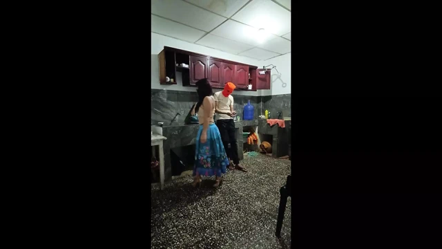 Üveycousin dokunmadan onu kaldırıyor