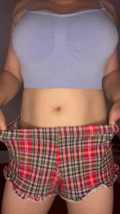 Seksi iç çamaşırlı büyük memeli orta yaşlı seksi kadın