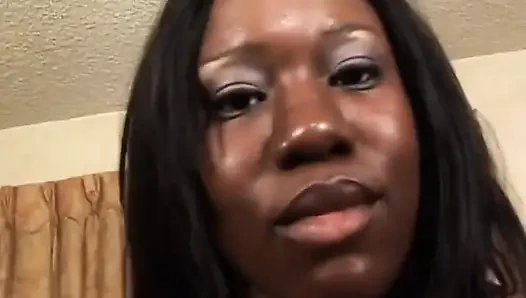 Dev siyah şişman amcık ağızdaki büyük yarağı seviyor... ağzına boşalma