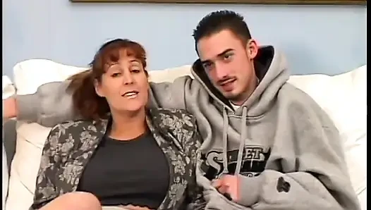 Dövmeli olgun kızıl saçlı sikiliyor