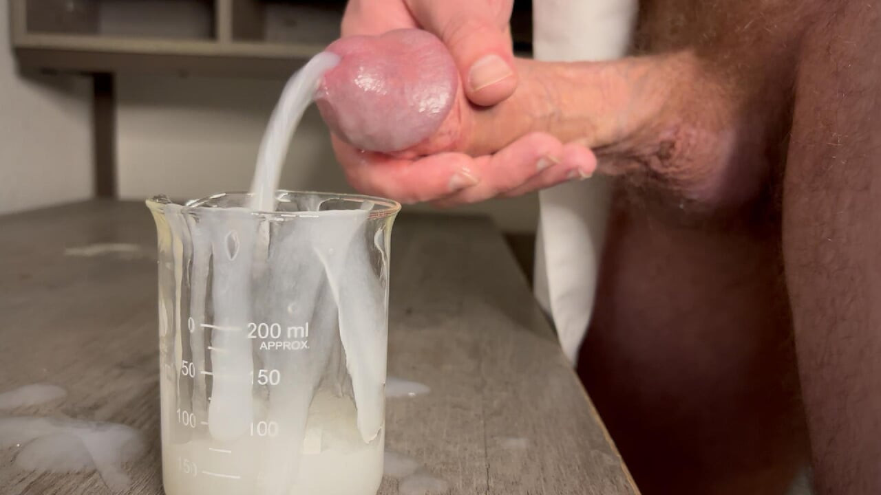 Hung sperm tanrısı bir seansta 100 ml döl atıyor
