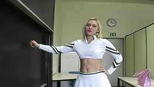 Çekici alman hatun onu dong ile mastürbasyon becerilerini gösteriyor