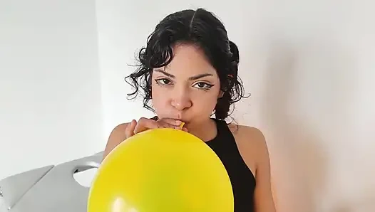 Minyon latin looner renkli balon terapisi masajı yapıyor