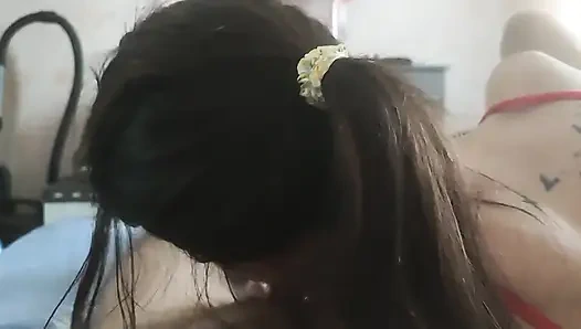 Genç üvey kız kardeş hızlı bir şekilde yarak emmek ve dersleri atlamak istiyor