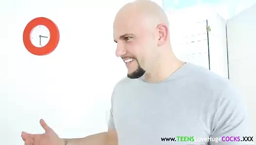 saksocu genç sürülmüş ile büyük horoz