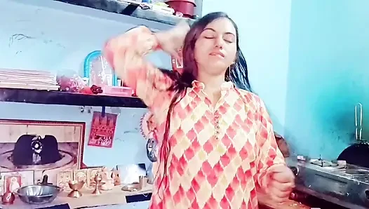 Asyalı Hintli desi kız arkadaş mms sert sikişiyor ve sansasyonel ön sevişme videosunu seviyor
