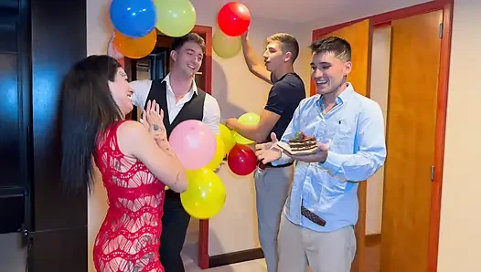 Dövmeli Arjantin, Çift Penetrasyonlu Bir Parti ve Grup Seks İçin 3 Adamı İstedi - Mica