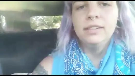 Arabada araba sürerken karşı koyamıyor ve beni ememiyor