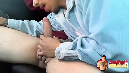 Halkın Içinde Büyük Döl Emerken Sakso Çekiyor