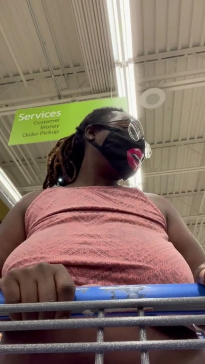 Nookiescookies Walmart'ta meme uçlarını gösteriyor | Klip 1