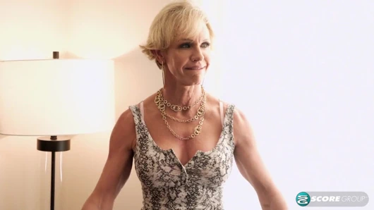 İri göğüslü evli kadın ve anne büyük, genç bir yarağı sikiyor