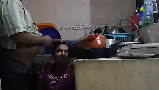 Mutfakta çalışanla sikişiyor ve emiyor
