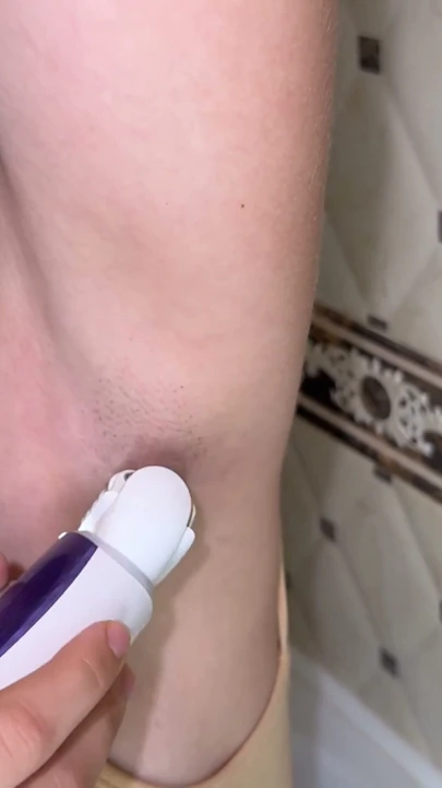 Doğal tüylü genç vücut! Tüylü koltuk altlarını tıraş etme! Koltuk altlarının epilatörle epilasyonu! Depilasyon! | Klip 2