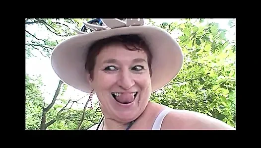 Bir genç, iri güzel nine ve yaşlı bir adam için açık havada üçlü seks