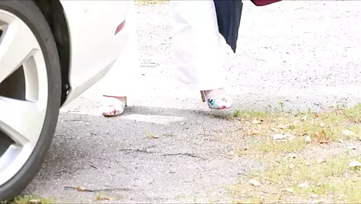 Çiçek yüksek topuklu pompalarda yürüyen karısı