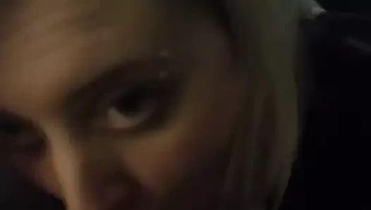 Ateşli sarışın kız sakso çekiyor