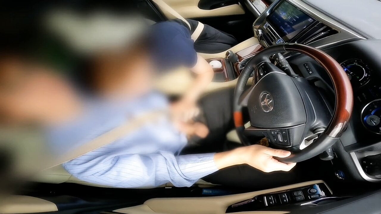 Evli kadın araba sürerken handjob ve oral seks verir