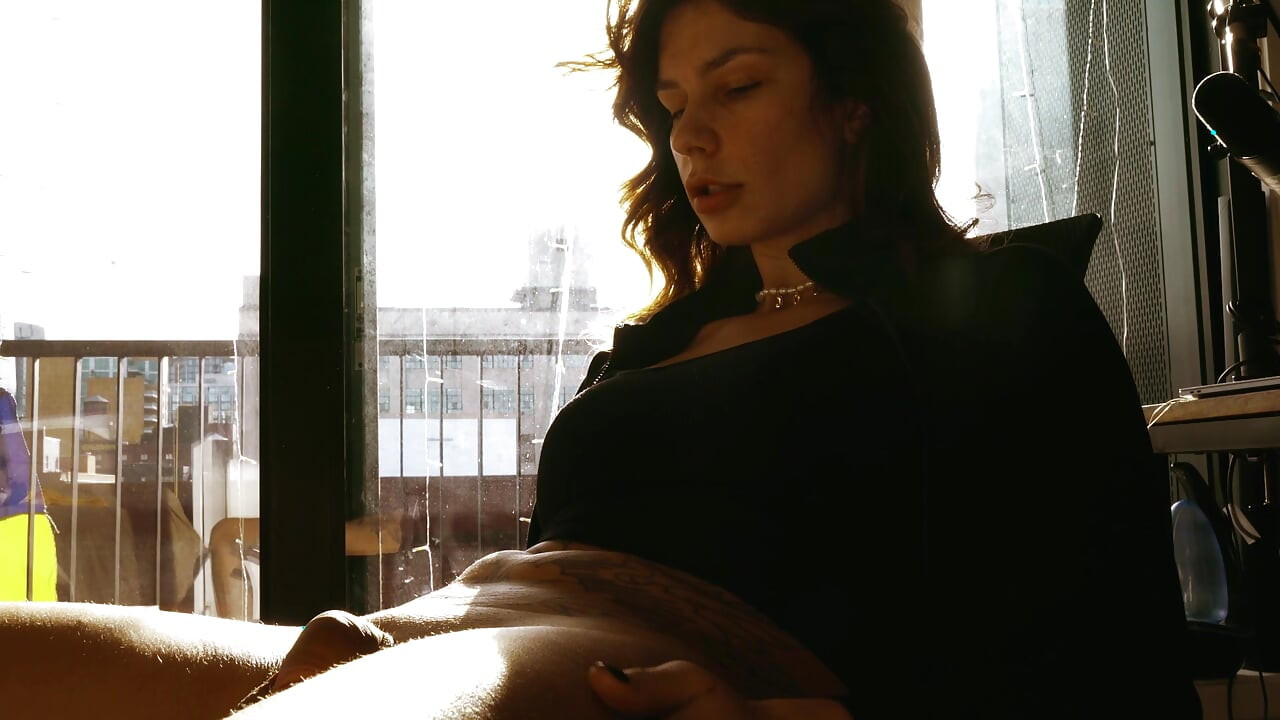 Travesti üvey kız kardeş flowerava yüzüne boşalıyor