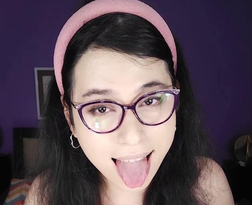 Muhteşem tgirl DaniTheCutie sıkı götünde dildo tutmadan önce vücudunu gösteriyor