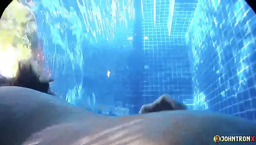 JohnTronx - sodomie étroite sous l’eau avec une amatrice asiatique sexy
