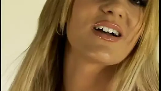 Adam sikikleri iki sıcak civciv içinde pembe ve yeşil file çoraplar içinde oda