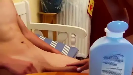 Olgun kadın emmek ve genç çocuğun sikini becermek