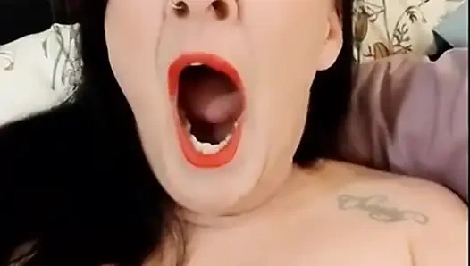 Büyük yakın çekim üstsüz küçük konuşmayı esniyor