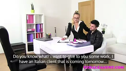 Femaleagent milf fixes Çıtçıt kırık kalp ile ona dil