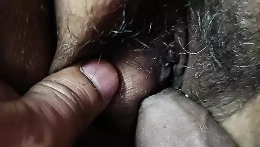 Bengalli ev hanımı kocasının arkadaşı tarafından sikiliyor