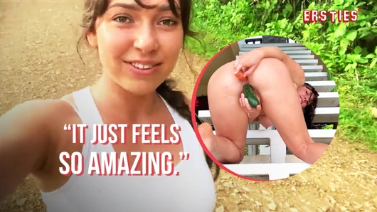 Ersties - seksi Erin A halka açık bir yerde alışılmadık oyuncaklarla teşhirciliği keşfediyor