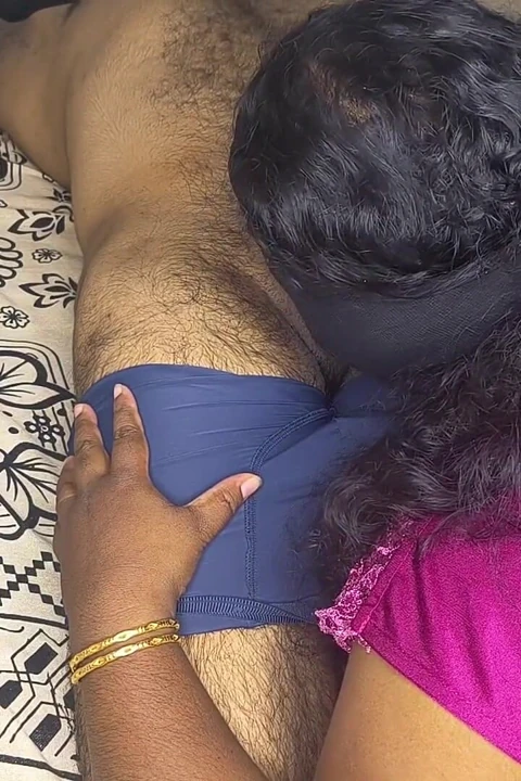 Malayalee ev hanımı şoförüyle eğleniyor