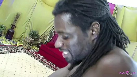 Büyük zenci yarağını zar zor çıkarmayı başardı ve büyük siyah götüne baskın yapıyor