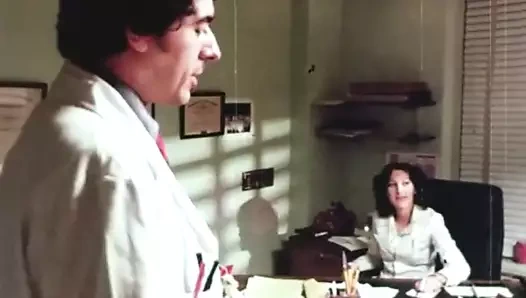 Doktor sekreterini yapar