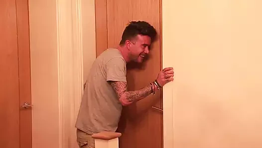 Mandy Slim üvey babası Luke Hotrod tarafından yatakta sert sikiliyor