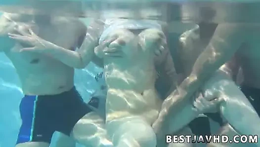 Azgın Japon çapa muhteşem bir jav pornosunda 2 adamla azıyor!