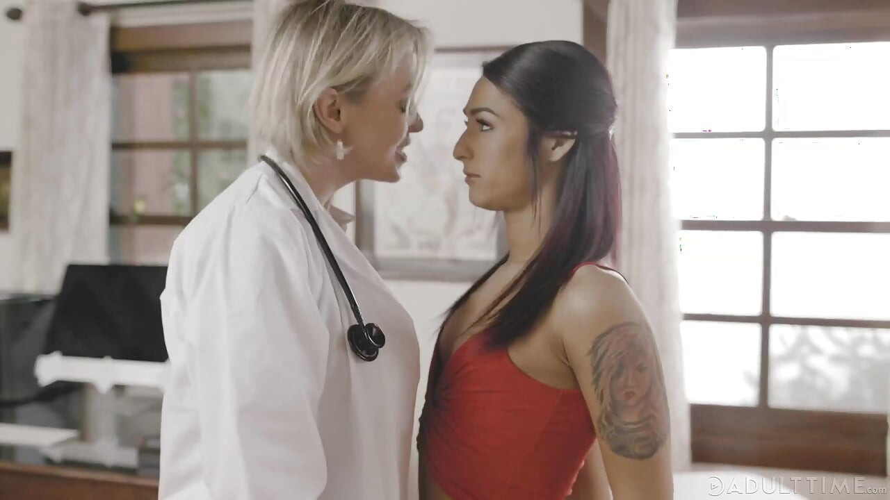 Transfixed - orta yaşlı seksi kadın doktor dee williams khloe kay'in trans yarağını samimi bir şekilde muayene ediyor