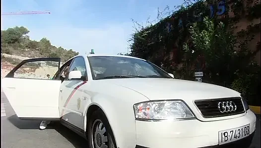 Sarışın hatun buharlı karşılaşmada taksi şoförünü baştan çıkarıyor