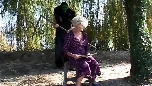 Ormandaki yaşlı kadın