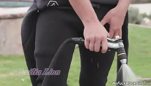 Beyaz sörfçü komşu minyon zenci Cecilia Lion'u esnetiyor