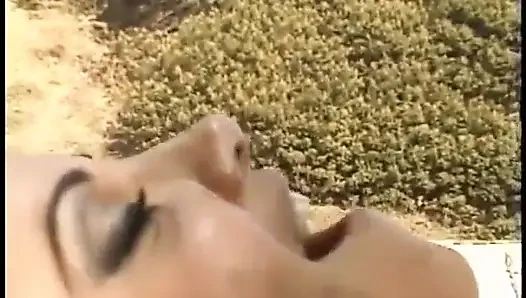 Güzel askılı esmer kadın kıllı sert siktiriyor