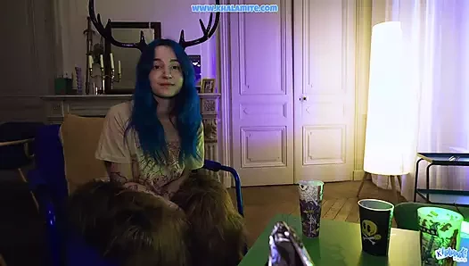 Utangaç mavi saçlı kız parti için seni istiyor - Fransız rol yapma kıllı