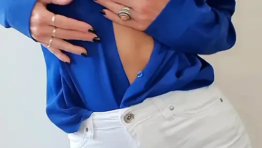Seksi sekreter soyunuyor ve zevkle çığlık atarak mastürbasyon yapıyor