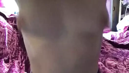 Sıcak seksi olgun kadın üstsüz dans ediyor ve ev işlerine ara verirken göğüslerini 65daysofstatic civarında sektiriyor