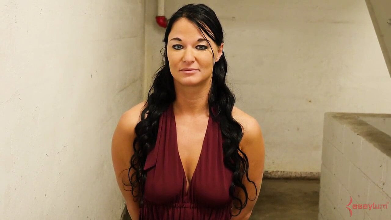 Flogged bdsm milf alt köle derin boğaz