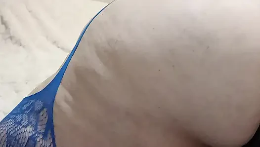 Büyük götlü iri güzel kadın mavi kız öğrenci iç çamaşırlı yeni cam oyuncakla oynuyor