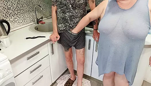 Kayınvalidem sikimi emiyor ve ağzına boşalıyor