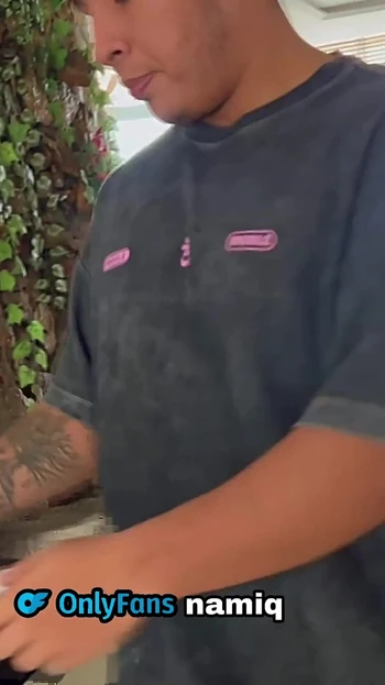 Нана просит поднять, и он ставит свой хуй в нее, чтобы знать, на сколько увеличить